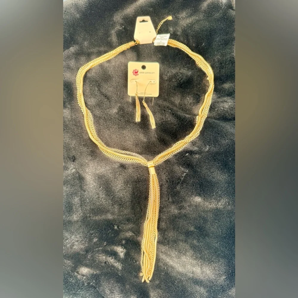 NWT Macy’s Gold Tone Snake V-Neck Chain with Tassel & Matching Earrings - Picture 2 of 8